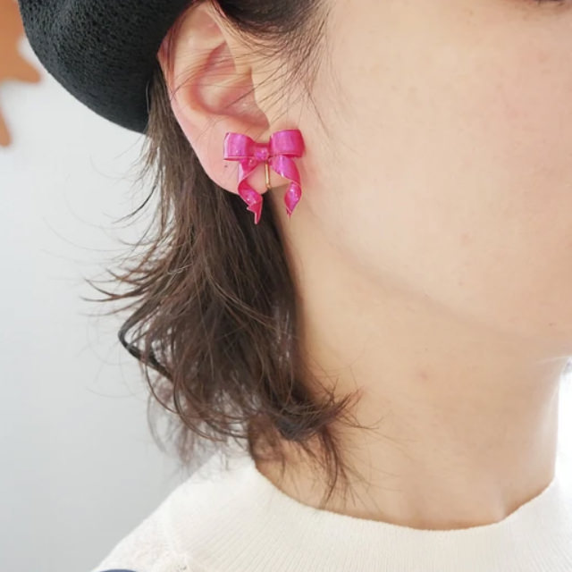 ピンク色のリボンのポストピアス